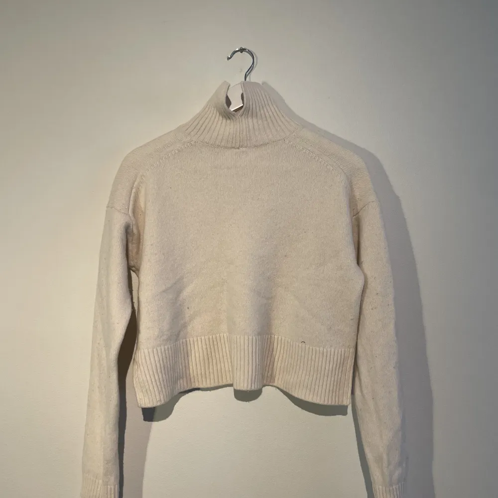 Stickad tröja med hög polokrage, perfekt för vintern  Storlek XS Fint skick . Tröjor & Koftor.