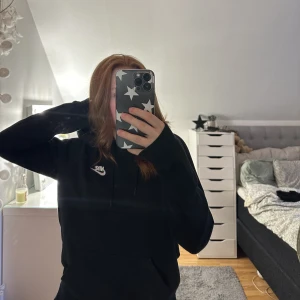Nike hoodie - Heej! Säljer nu denna supersköna hoodie från Nike då den ej kommer till användning, där av är den i nyskick!🤩🌸 Frakt tillkommer