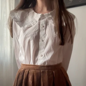 Monki blus med krage och volanger  - Söt blus/skjorta med fin krage från Monki. Endast provad, så i nyckick!  Storlek XXS, men mer som XS.  