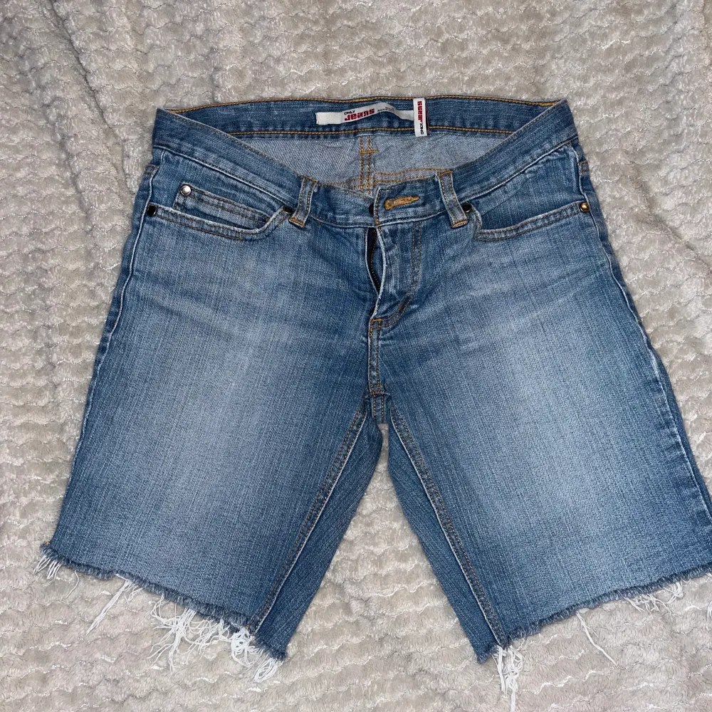 Vintage jeans shorts med låg midja. Dom är i storlek 36 men är små i storleken. Säljer pga är för små. 🌟. Shorts.