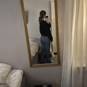 Jeans - Jeans med hög midja och raka/vida ben. Använder inte längre och därför säljer jag. Har tecken på användning.💫