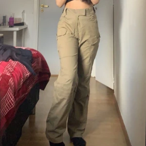 Snygga cargo byxor - Säljer mina favorit byxor, Har ett litet hål på en av fickorna men går att sy ihop 🫶🏽 