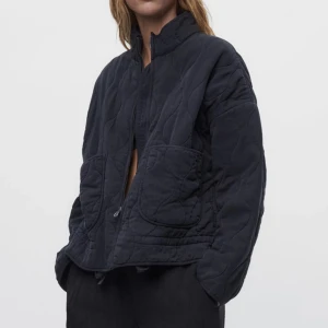 Zara quilted jacket  - Så fin slutsåld höstjacka från Zara i nyskick. Säljer då den tyvärr inte kommer till användning 🩷 OBS bild 2&3 är lånade. 