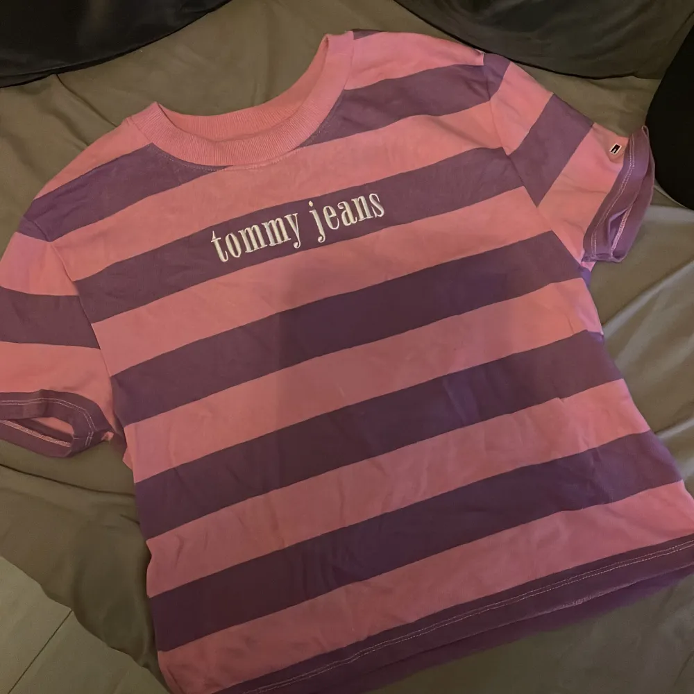 Flerfärgad T-shirt i en halvt boxning modell från Tommy Hilfigher använd 1 gång . T-shirts.