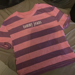 T-shirt  - Flerfärgad T-shirt i en halvt boxning modell från Tommy Hilfigher använd 1 gång 