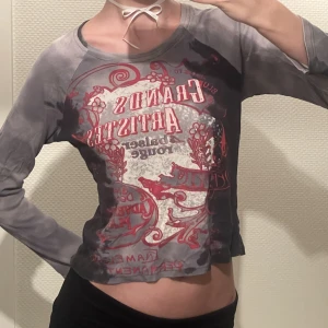 Cool y2k tröja - Supercool vintage långärmad tröja! Alla stenar är på plats. Storlek 38 men passar XS-M. Skriv för frågor eller för att diskutera pris! 