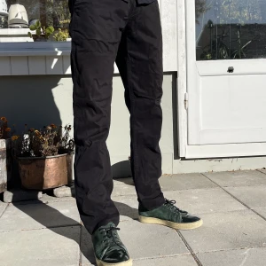Slim Fit Chinos Armani - Hej, säljer ett par riktigt schyssta Armani Exchange byxor i chinos material. Super sköna och de är i mycket bra skick. Storlek 32 32 och True To Size. Nypris 2000kr+. Grym kvalite. Priset är inte hugget i sten. Hör av er vid frågor.