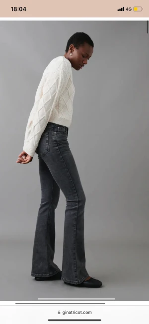 Low waist jeans  - Säljer mina super fina lågmidjade jeans från gina då jag inte hann lämna tillbaka dom. Helt i nyskick, aldrig använda. Nypris 500☺️pris går att diskutera 