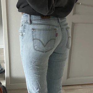 Jeans - Säljer mina lågmidjade jeans från Levis, de är i bra skick. Kom privat för mer info!💓