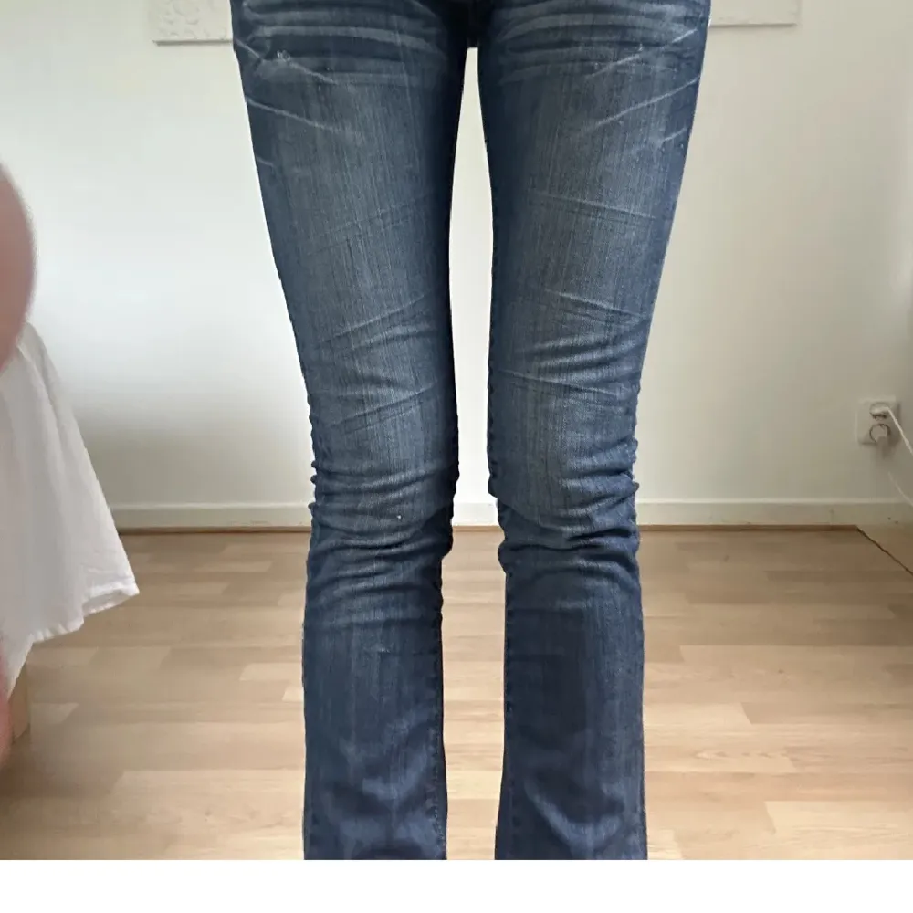 Jeans som är för små för mig, bootcut❤️ (fråga bara om du vill ha mått eller fler bilder) köpte här på plick för 500kr och andvände 1 gång(bilderna är från förra ägaren)💕. Jeans & Byxor.
