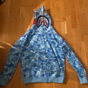 En väldigt snygg ljusblå bape hoodie 1:1 kvalite är ej använd, storlek XL men passar som en M