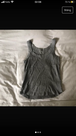 Grå ribbad tank topp - Ribbad tank top i storlek M. Croppad till ungefär naveln. Köparen står för frakt.