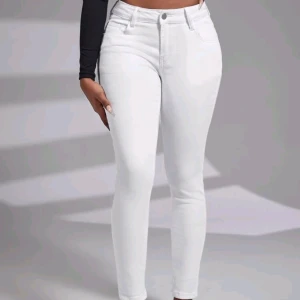 Benvita jeans - Fina jeans endast provade i lite strechigt material 