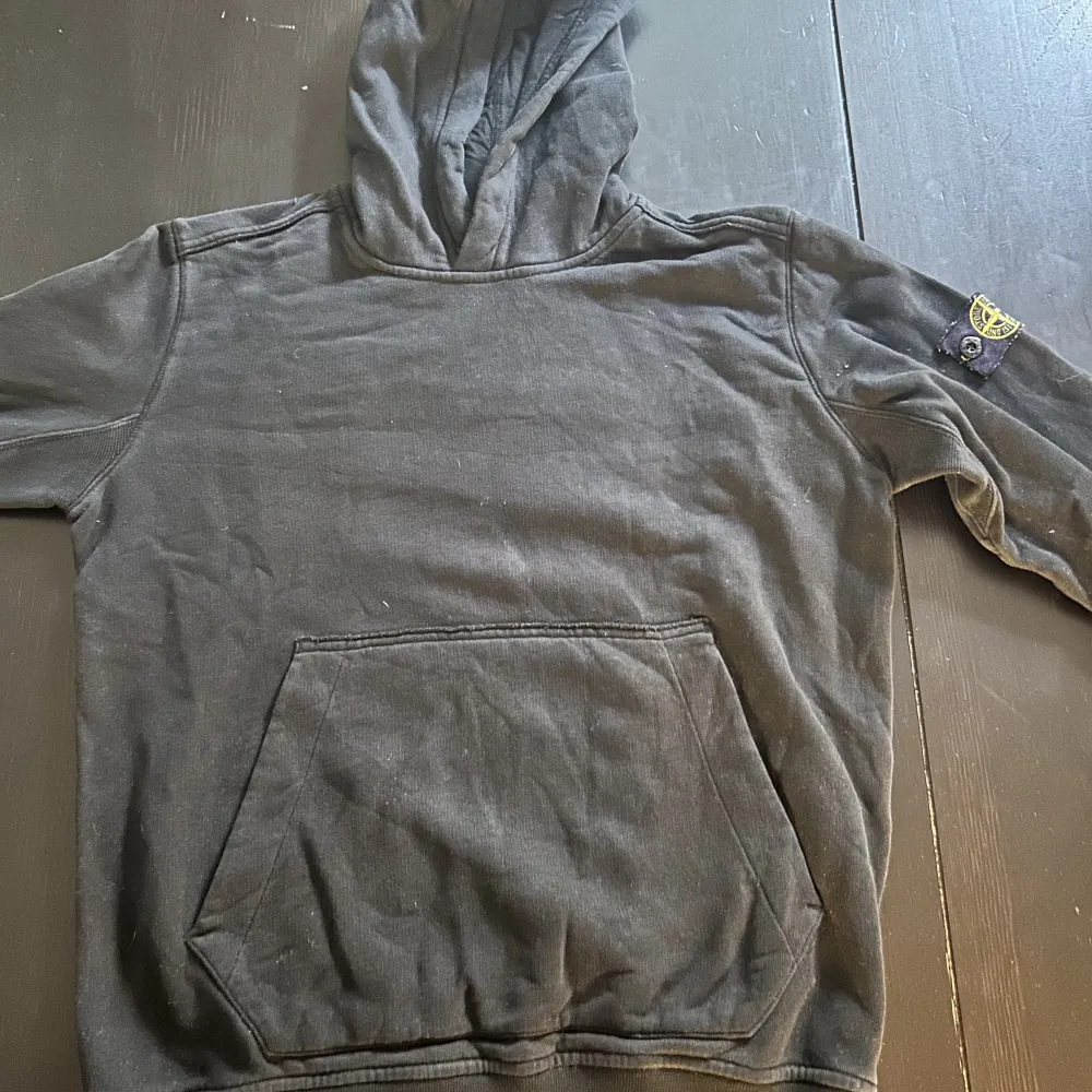 Jag säljer den här Stone Island hoodien eftersom den är för liten. Köpt på NK för 1800 säljer den för 1000 pris kan diskuteras vid snabb affär.. Hoodies.