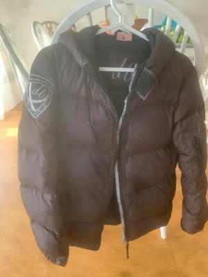 Vinterjacka  - Säljer denna jätte fina d.brand jackan då den inte kommer till användning, den är använd en vinter☺️de är en m men liten i storleken så passar en s.