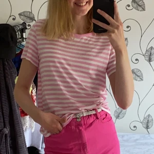 Randig tröja - En rosa randig t-shirt från Monki! Använd men i mycket bra skick! 💖