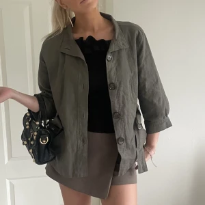 Trekvartärm jacka  - Perfekt höst jacka i mörkgrön färg, trekvartärmad💓 som ny! Nypris 1300. Säljer även andra liknande kappor och jackor!💓