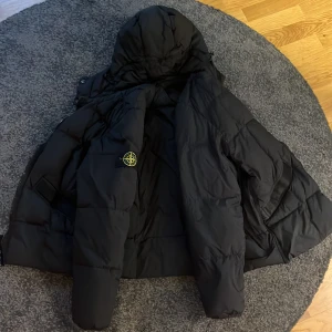 Stone island jacka  - Tjena, säljer nu denna Stone Island jackan i storlek S. Perfekt till att ha nu i vinter när det börjar bli kallare, jackan är köpt på Nordiska kompaniet i Stockholm. QR kod finns på jackan för legitcheck, jackan är köpt för 9000 kronor! 