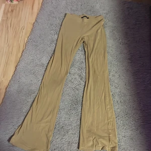 Använda två gånger jätte fina fint material men inte min stil direkt men den färg är jätte fin.❤️ - Dom är tighta vid höften och utsvängda vi benen och det är storlek XS