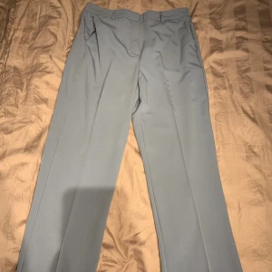 Kostymbyxor - Superfina kostymbyxor i ljusblå färg från Vero Moda. Enbart testade så i mycket fint skick!