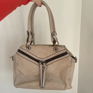 Beige väska  - Beige väska, dragkedjan är sönder därav priset - Köparen står för frakten - Inga returer - Betalning via köp direkt 