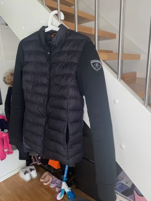 rockandblue jacka  - Använd 1-6 gånger fint skick , storlek 38 men liten i storleken så passar S , sömnen har gått upp lite på ena fickan men går att fixa för den händiga 