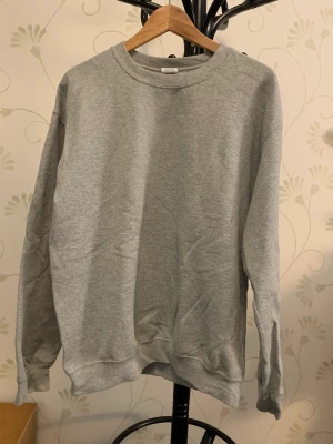Grå sweatshirt  - Grå sweatshirt från fruit of the loom. Nyskick. Storlek M.