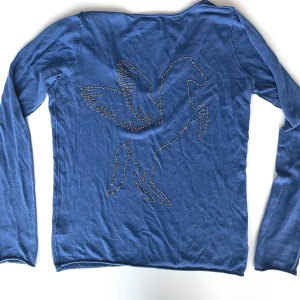 Zadig och Voltaire stickad tröja - Super fin och härlig tröja som är perfekt året om. Om du vill se extra stilig ut nu till hösten, då är den här perfekt till dig! Storlek medium, 100% bomull