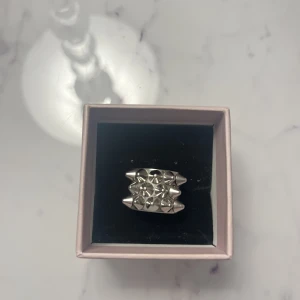 Edblad peak ring - Säljer denna populära silvriga peak ring från Edblad, säljer då den inte kommit till använding utöver 4-5 ggr så den är i bra skick. Storlek small, nypris är 399kr men säljer för 250kr