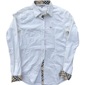 Burberry Skjorta - Vit Burberry skjorta, Okej skick, storlek M men sitter mer som S, ställ gärna frågor!😊