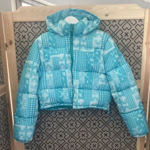 Pufferjacka - Kort tvärsnygg pufferjacka.  Endast testad.