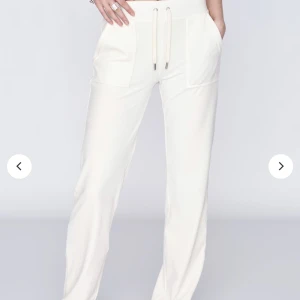 Vita juicybyxor  - Säljer nu mina vita juicybyxor då dom inte kommer till andvändning. Dom är i mycket bra skick då jag inte andvänd dom så mycket. Dom passar mig som är 160 cm lång. Skriv privat för fler bilder 🥰