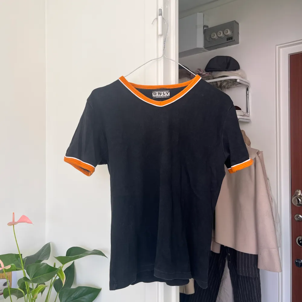 Supersöt svart t-shirt med orangea detaljer! Så hostig och gullig! Skriv för fler bilder!🥰. T-shirts.