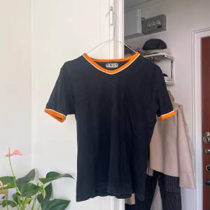 Supersöt svart t-shirt med orangea detaljer! Så hostig och gullig! Skriv för fler bilder!🥰
