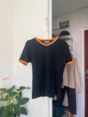 Söt tröja från only! - Supersöt svart t-shirt med orangea detaljer! Så hostig och gullig! Skriv för fler bilder!🥰