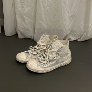 Converse - Så coola och unika converse! Storlek 39,5! Nypris ca 800, jag säljer för 350!