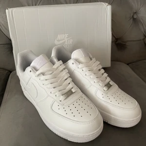 Nike Air force 1 storlek 42 - Säljer ett par Nike air force 1 helt nya, oanvända. Kvitto finns. 