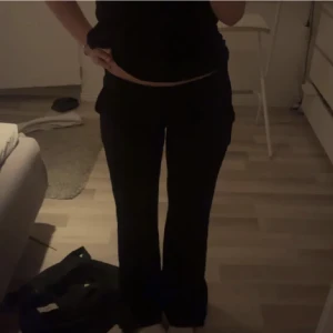 BIKBOK  - Säljer mina helt oanvända kostymbyxor från bikbok i storlek 34, dem är uppsydda i slitsen 1,5cm så dem passar perfekt för nån som är 160 ish. Skriv för fler bilder, ❤️ säljer då de lite för tighta i midjan, nypris: 500 mitt pris: 200