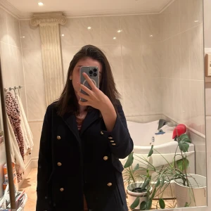 Kort kappa från Zara    - Jag har haft den här kappan länge men den  har inte fått några fläckar. Den kommer från barn sektionen men går att andvända som tonåring. Stor i storleken  