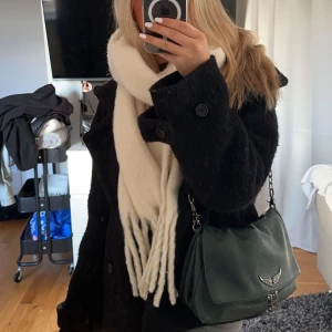 Zadig Rocky bag - Super snygg grön Zadig ”Rocky” bag köpt för ett år sen💕 Nypriset ligger på runt 5000 kr och den är endast använd under korta perioder💕