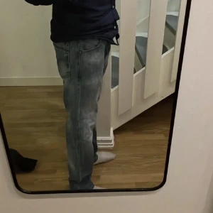 Disel Jeans (FRI FRAKT) - Säljer dessa Stilrena Disel Jeansen Pga av att de knappt kommer till användning! Skicket är 9/10 och Passformen är Slim (Men sitter lösare på mig som bär 30/31) Storleken är 32/32! Nypris är ca 1000/1,2 Mitt pris 399! Pris kan sänkas i snabb/Byten!/Ayye🤗