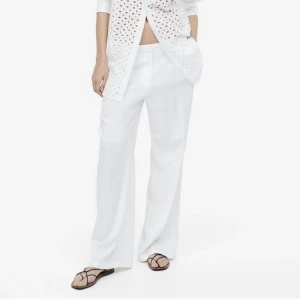 Lågmidjade linnebyxor H&M - Säljer dessa lågmidjade linnebyxor från H&M i storlek 32 då jag ej returnerade i tid. Helt nya med lappen kvar 💕💕