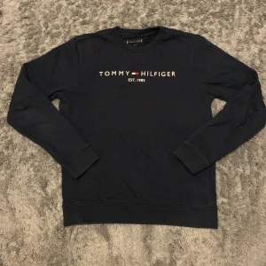 Tommy Hilfiger tröja  - Säljer långermad Tommy Hilfiger tröja.