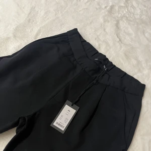 Byxor - Mjuka byxor från lager, chinos likande. Nya med prislapp 