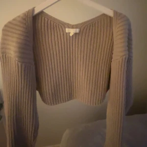 Hm bolero - Jättefin kofta från hm säljes då jag aldrig använder den, inga defekter, tryck gärna på köp nu❤️