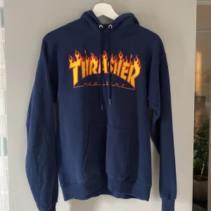 Thrasher hoodie - Den har knappt aldrig används och är 9/10 skick. Den är i storlek S. Skriv vid några frågor.