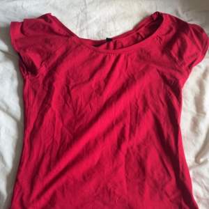 En röd t-shirt från Lindex! Säljer då den blivit för liten för mig! Storleken är S