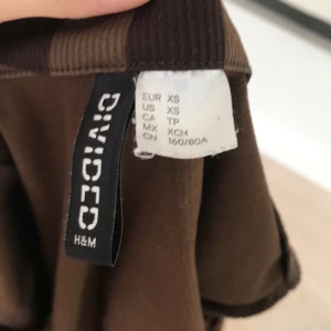 Rutig tröja brun/svart - En rutig tröja som passar till höst vår och kalla sommarkvällar men armarna på tröjan är av rivna lite på slutet men det har vi fixat☺️😅