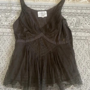 Grön topp - cool lite vintage topp, den är i helt ok skick vad jag vet, har säkert några skador men inte vad jag märkt. Den är lång och väldigt fint säljer då den inte kommer till användning. 