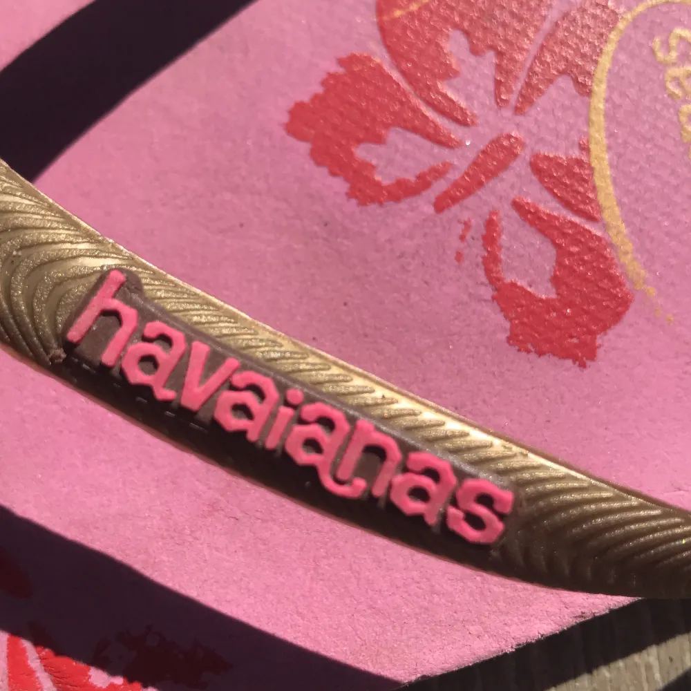 Säljer dessa rosa flip flops från havaianas. Inte säker på storlek men passar som 37💕Är ganska slitna och därav priset.. Skor.
